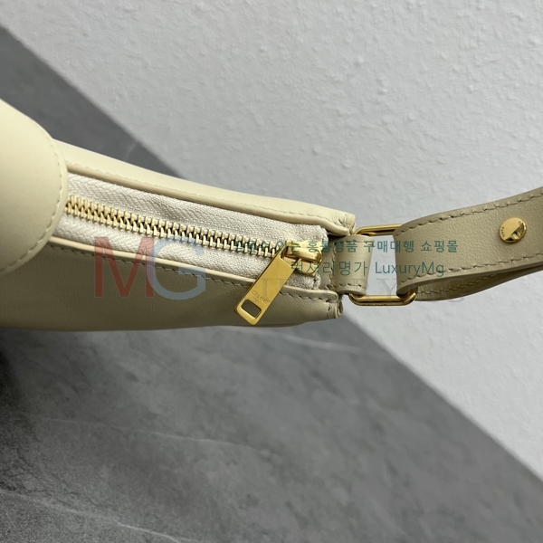 ������ Ʈ������ �ƹ� Ʈ������ ȣ���� 114493-1