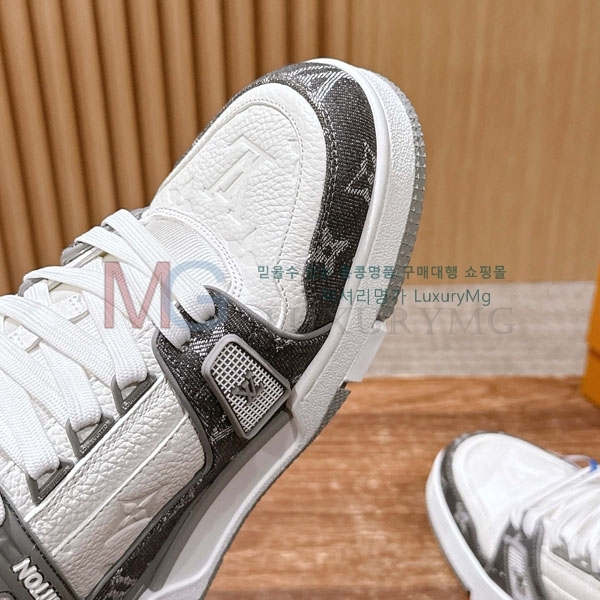 ���� ���̺��� 𝐋-𝐓𝐑𝐀𝐈𝐍𝐄𝐑 ����Ŀ�� 1LV522366-8