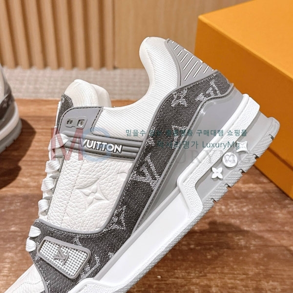 ���� ���̺��� 𝐋-𝐓𝐑𝐀𝐈𝐍𝐄𝐑 ����Ŀ�� 1LV522366-8