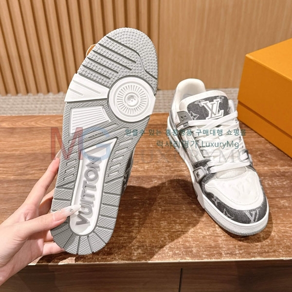 ���� ���̺��� 𝐋-𝐓𝐑𝐀𝐈𝐍𝐄𝐑 ����Ŀ�� 1LV522366-8